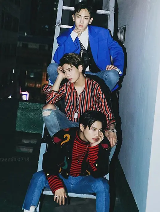 Melihat rekannya menangis usai mendengarkan lagu ciptaanya bersama Key, Minho pun terkejut dan menanyakan apa alasan air mata Jonghyun itu terjatuh usai mendengar lagu ‘Don’t Let Me Go’ itu. (Instagram/shineeofficial)