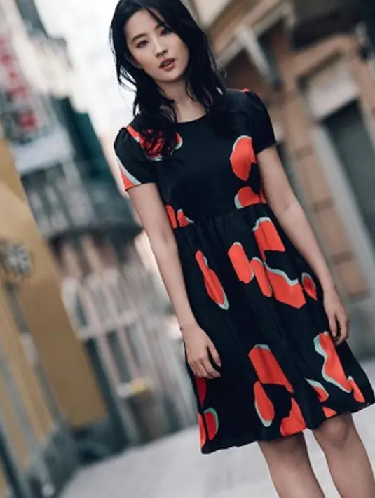 Liu Yifei pertama kalinya muncul di layar kaca yaitu dengan membintangi drama The Story Of a Noble Family. Dimana drama tersebut mendapatkan rating yang tinggi pada tahun 2003. (Liputan6.com/IG/yifei_cc)