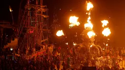 Sebuah kendaraan yang dimodifikasi menyerupai mobil mutan menyemburkan api saat festival seni dan musik tahunan Burning Man di Black Rock Desert, Nevada, AS (3/9). Diperkirakan 70.000 orang dari seluruh dunia berkumpul di sini. (REUTERS / Jim Urquhart)