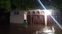 Hujan deras yang mengguyur Kabupaten Limapuluh Kota sejak Selasa sore (11/2/2020), mengakibatkan banjir di sejumlah wilayah tersebut. (Liputan6.com/ Novia Harlina)