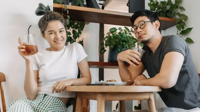 perempuan dan pasangan 1 juli kompak tertawa