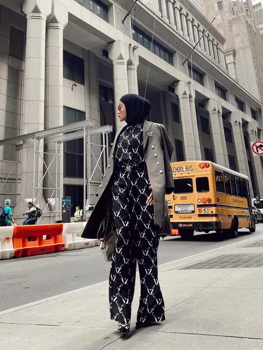 Olla Ramlan tampil dengan gaya minimalis tapi sophisticated. Mengenakan jumpsuit monogram dari Vivi Zubaedi yang dipadukan dengan blazer berwarna abu-abu. (instagram/ollaramlan)