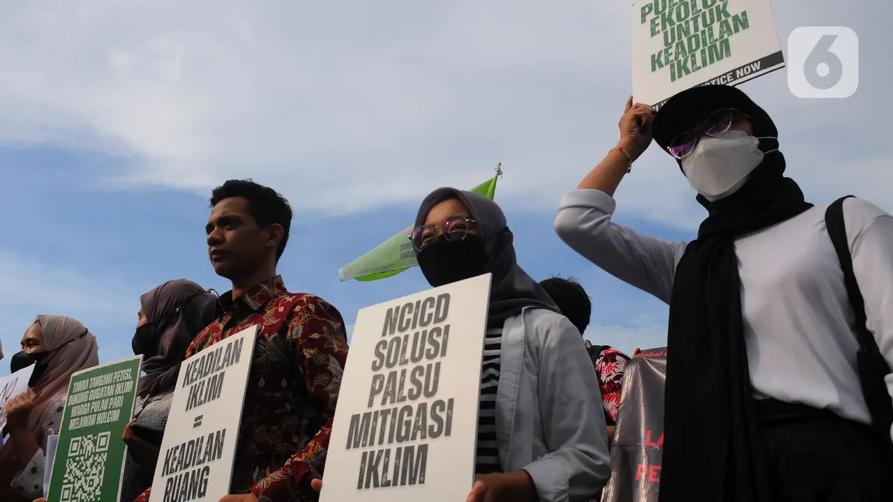 Massa Aktivis Lingkungan Hidup Demo Krisis Iklim di Kawasan Monas