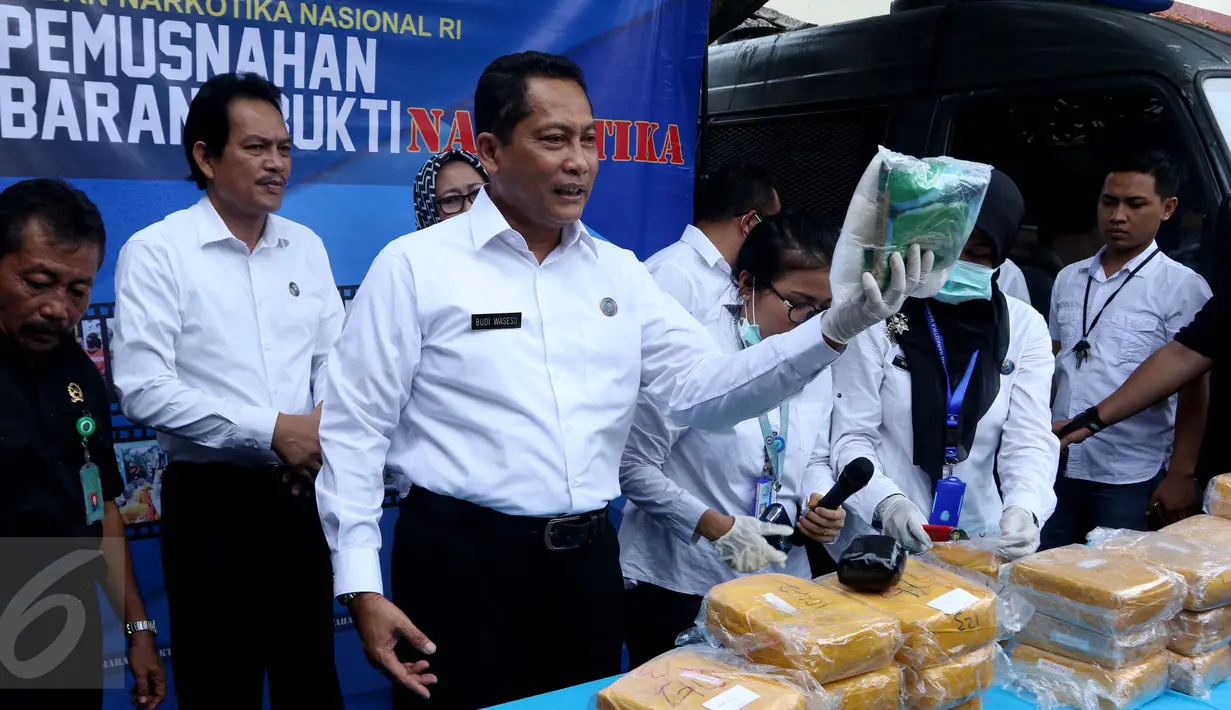  Kepala BNN Budi Waseso menunjukan barang bukti narkotika jenis sabu saat rilis di lapangan parkir BNN, Jakarta, Senin (24/10). Sebanyak 32.710,50 gram atau 32 kg sabu yang berasal dari jaringan Medan berhasil dimusnahkan. (Liputan6.com/Gempur M Surya)