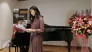 Penyanyi Isyana Sarasvati dan Pianis Jonathan Kuo saat latihan jelang konser Vienna at the Turn of 19th Century, di Jakarta, Rabu (3/5). Mereka akan memainkan nomor panjang seperti Piano Concerto nomor 3 in C Minor karya Beethoven. (Liputan6.com)