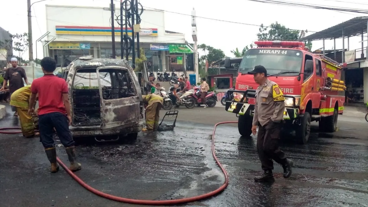 Mobil Terbakar di Jalan Raya Ciapus Bogor, Warga Panik Berhamburan