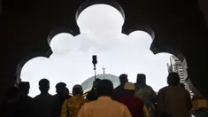 Umat Muslim berkumpul untuk melaksanakan salat Idul Fitri di masjid Wilayah Federal di Kuala Lumpur pada 10 April 2024. (Arif Kartono/AFP)