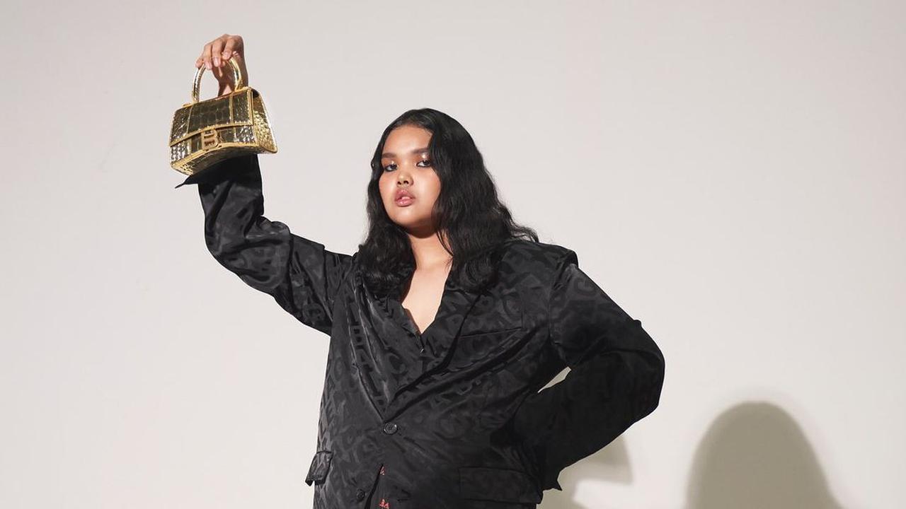 7 Potret Shahnaz Indira, Model Asal Indonesia yang Debut di London Fashion Week 2023