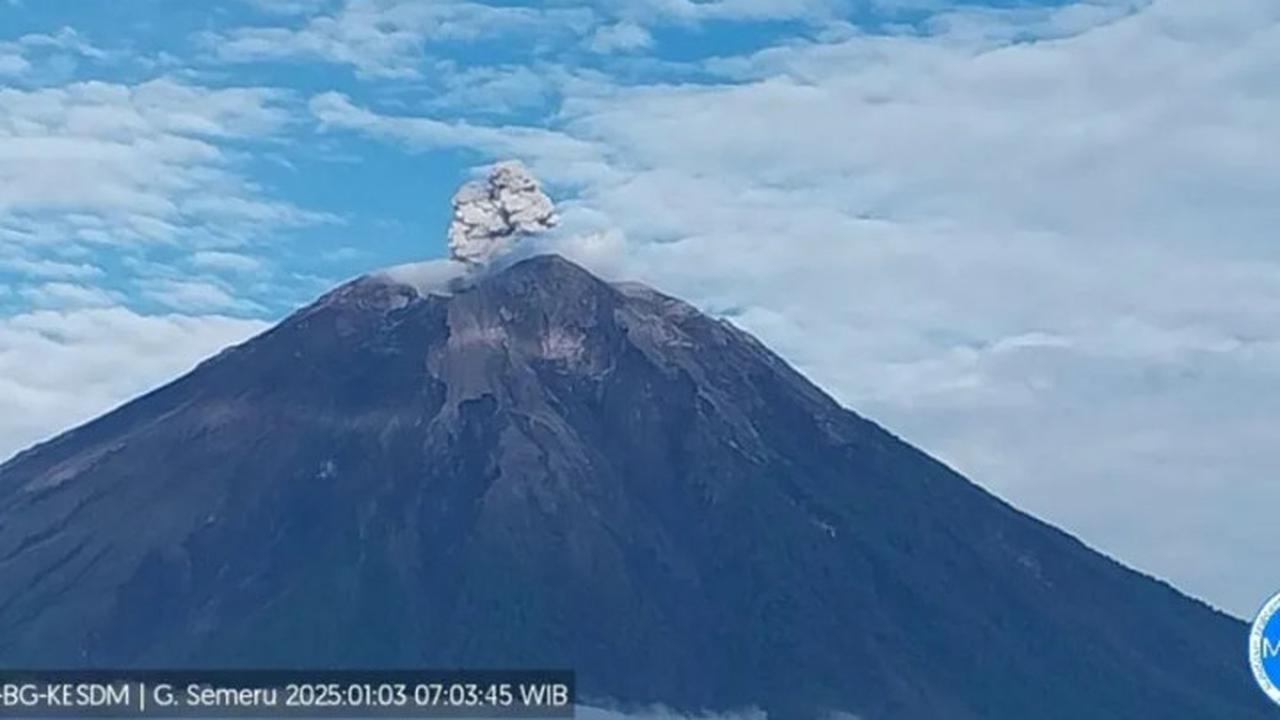 Gunung Semeru Meletus dengan ketinggian 700 meter di atas permukaan laut (Istimewa)