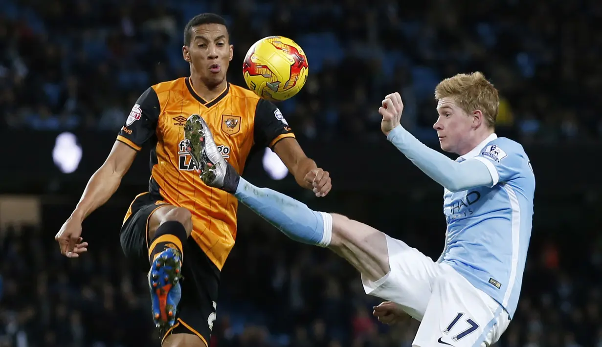 Manchester City, Kevin De Bruyne (kanan) berebut bola dengan pemain Hull City, Isaac Hayden  pada laga piala Liga Inggris di Stadion Etihad, Manchester, Rabu (2/12/2015). Manchester City menang 4-1. (Reuters/Phil Noble)
