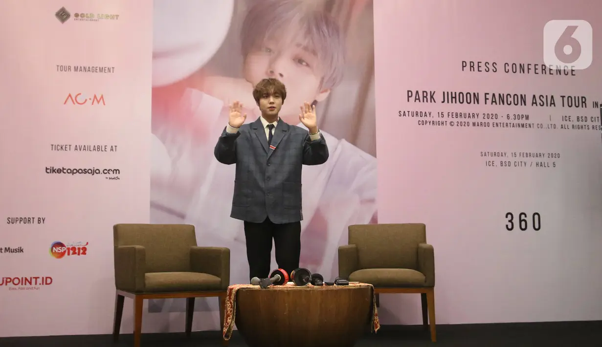 Penyanyi idola K-pop, Park Jihoon berpose untuk awak media sebelum memulai konsernya di ICE BSD Hall 5, BSD, Tangerang Selatan, Sabtu (15/2/2020). Mantan anggota Wanna One itu menggelar acara jumpa penggemar sekaligus konser bertajuk “Park Jihoon FanCon Asia Tour”. (Liputan6.com/Angga Yuniar)