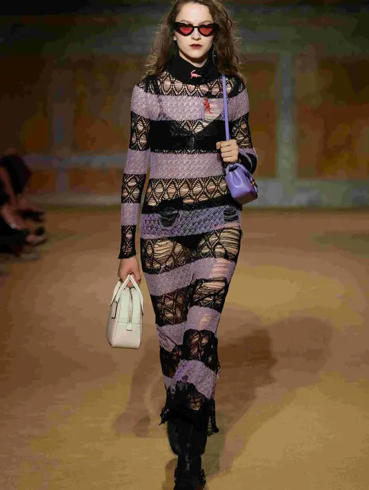 Produk kulit dan alas kaki musim ini menawarkan koleksi yang ceria dan ekspresif, memperkenalkan colorful patent sneakers dan jelly flats serta quilted iterations dari Coach Shapes dan tas Coach Tabby yang ikonik. Selain itu, Vevers juga mengeksplorasi everyday bag silhouettes, yang terbuat dari bahan kulit, termasuk tas bowling dan tas jinjing besar. [Coach]