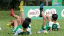 Warna-warni kaos kai kontestan MILO Road to Barcelona saat melakukan pendinginan usai latih tanding dengan tim Zapello Coaching di International School Clubs of Indonesia, Cirendeu, (15/7/2017). (Bola.com/Nicklas Hanoatubun)