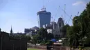 Pemandangan gedung pencakar langit Kota London, yang dijuluki Walkie Talkie, 30 Agustus 2013. Gedung bertingkat 37 ini memenangkan Piala Carbuncle yang diberikan setiap tahun kepada gedung yang dipandang sebagai terburuk di Inggris.(AFP PHOTO/CARL COURT)