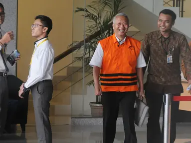 Ekspresi terdakwa mantan Dirjen Hubla Kemenhub Antonius Tonny Budiono usai diperiksa KPK, Jakarta, Jumat (20/4). Antonius diperiksa terkait suap tender izin proyek di Direktorat Perhubungan Laut di Pelabuhan Tanjung Mas Semarang. (Merdeka.com/Dwi Narwoko)