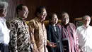 Sejumlah Menteri saat berfoto bersama sesudah peresmian penurunan harga BBM di Gedung Menko Perekonomian, Jakarta, Rabu (31/12/2014). ( Liputan6.com/Faizal Fanani)