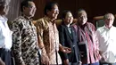 Sejumlah Menteri saat berfoto bersama sesudah peresmian penurunan harga BBM di Gedung Menko Perekonomian, Jakarta, Rabu (31/12/2014). ( Liputan6.com/Faizal Fanani)