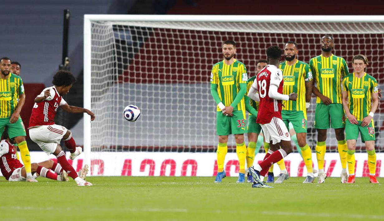 Gelandang Arsenal, Willian, melepaskan tendangan bebas saat melawan West Bromwich Albion pada laga Liga Inggris di Stadion Emirates, Senin (10/5/2021). Arsenal menang dengan skor 3-1. (AP/Frank Augstein, Pool)