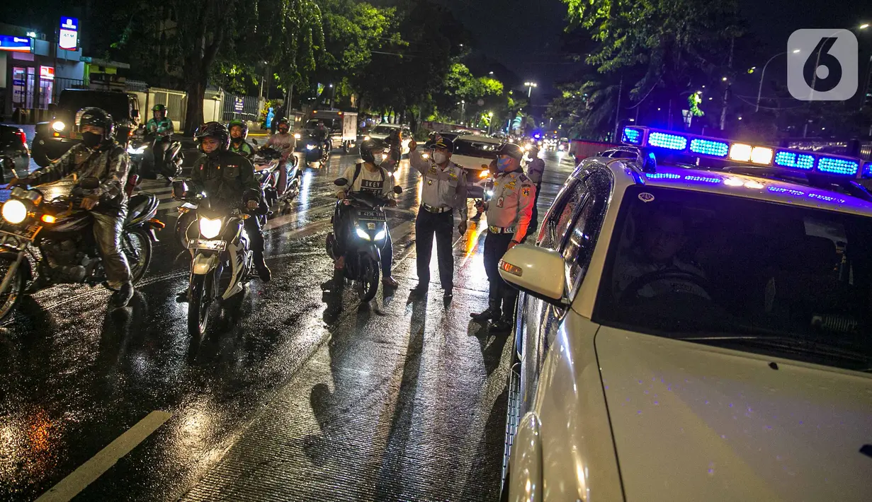 Petugas Dishub memberi arahan pada pengendara saat penyekatan jalan di kawasan Pasar Baru, Jakarta, Kamis (31/12/2020). Polda Metro Jaya menutup sejumlah ruas jalan selama Car Free Night dan Crowd Free Night pada malam Tahun Baru 2021 untuk mencegah penyebaran COVID-19. (Liputan6.com/Faizal Fanani)
