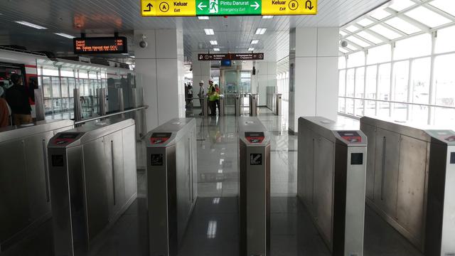 Mengintip LRT Jakarta yang siap beropersi pada Maret 2019, Senin (25/2/2019). (Bawono/Liputan6.com)