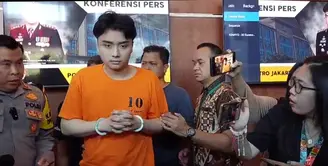 Berikut potret pemeran Leon Dozan mengenakan baju tahanan warna oranye no 10. Anak artis senior Willy Dozan dan Betharia Sonata itu di tangkap atas dugaan penganiayaan terhadap pacaranya. [Foto: KapanLagi.com/Muhammad Akrom Sukarya]