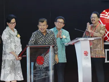  Wapres Jusuf Kalla membuka perdagangan saham 2017 Bursa Efek Indonesia (BEI) di Jakarta, Selasa (3/1). Peresmian dihadiri oleh Menkue Sri Mulyani, Ketua OJK Muliaman Hadad, Kepala Eksekutif Pengawas Pasar Modal Nurhaida. (Liputan6.com/Angga Yuniar)