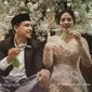 Berikut penampilan memesona Raisa dan Hamish Daud menjalani prosesi adat Sunda Ngeyeuk Sereuh jelang pernikahan/ (Foto: David Salim Photography dan Bridestory)