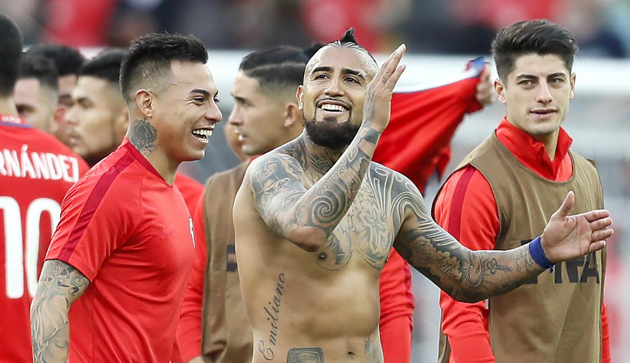 Gelandang Cile, Arturo Vidal, tampak bahagia usai laga melawan Australia pada laga Grup B Piala Konfederasi 2017 di Arena Otkrytiye, Moskow, Minggu (25/6/2017). Cile bermain imbang 1-1 dengan Australia. (EPA/Yuri Kochetkov)
