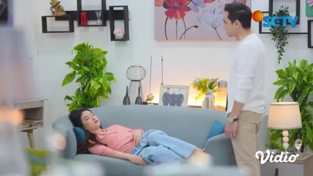 Tangkapan layar YouTube SCTV pada episode 57 saat Amira tertidur ketika berjaga di depan kamar Aksa. (Foto: Liputan6.com/Rahmadina Sundari)