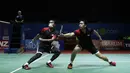 Ganda putra Indonesia, Mohammad Ahsan/Hendra Setiawan, saat melawan ganda Inggris, Marcus Ellis/Chris Langridge, pada Blibli Indonesia Open 2019 di Istora Senayan, Jakarta, Rabu (17/7). Ahsan/Hendra menang 28-26, 21-17. (Bola.com/Yoppy Renato)