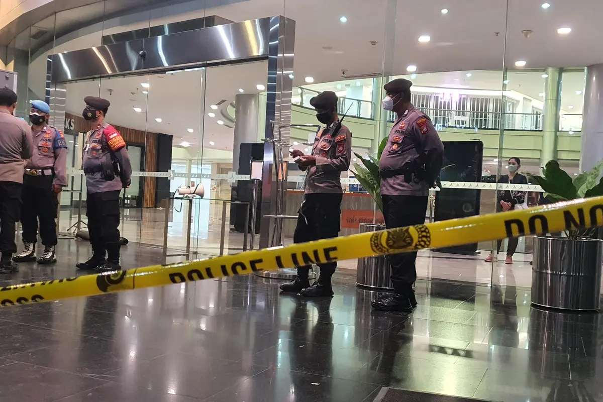 Mal Margo City Depok dipasang garis polisi usai ledakan keras akibat lift barang dan plafon jatuh