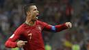 Bintang Portugal, Cristiano Ronaldo, merayakan gol yang dicetaknya ke gawang Spanyol pada laga Grup B Piala Dunia di Stadion Fisht, Sochi, Jumat (15/6/2018). CR 7 pencetak hattrick perdana Piala Dunia 2018. (AP/Sergei Grits)