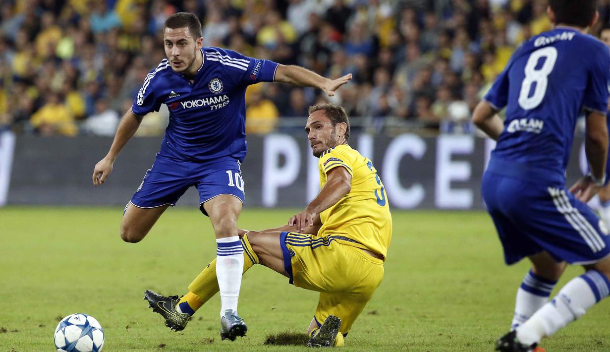 Pemain Chelsea, Eden Hazard (kiri)  mengecoh pemain Maccabi Tel Aviv, Carlos Garcia pada laga lanjutan Liga Champion grup G di Stadion Sammy Ofer, Israel, Rabu (25/11/2015). dini hari WIB. (AFP Photo/Thomas Coex). 