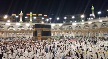 Bolehkah Mengerjakan Tawaf Haji Sambil Membaca Buku Panduan