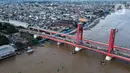 Foto udara menunjukkan Jembatan Ampera, Palembang, Sumatera Selatan, Minggu (12/3/2023). Adapun dari jumlah tersebut, kunjungan wisatawan didominasi wisatawan nusantara. (Liputan6.com/Herman Zakharia)