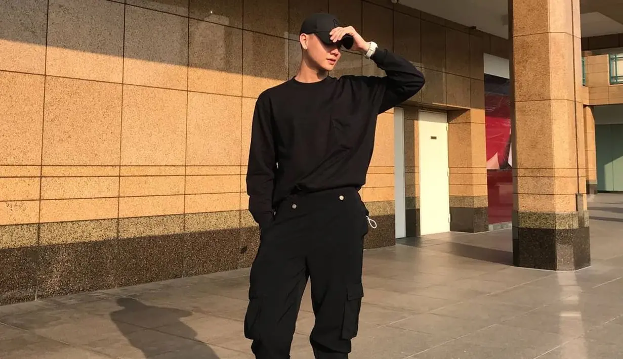 Tak heran jika ia bisa mencuri hati Agnez Mo, bisa jadi karena kekuatan berpakaiannya. Hehehe... Tapi cuma Agnez yang bisa menjelaskannya. (Foto: Instagram @adamrxsydi)