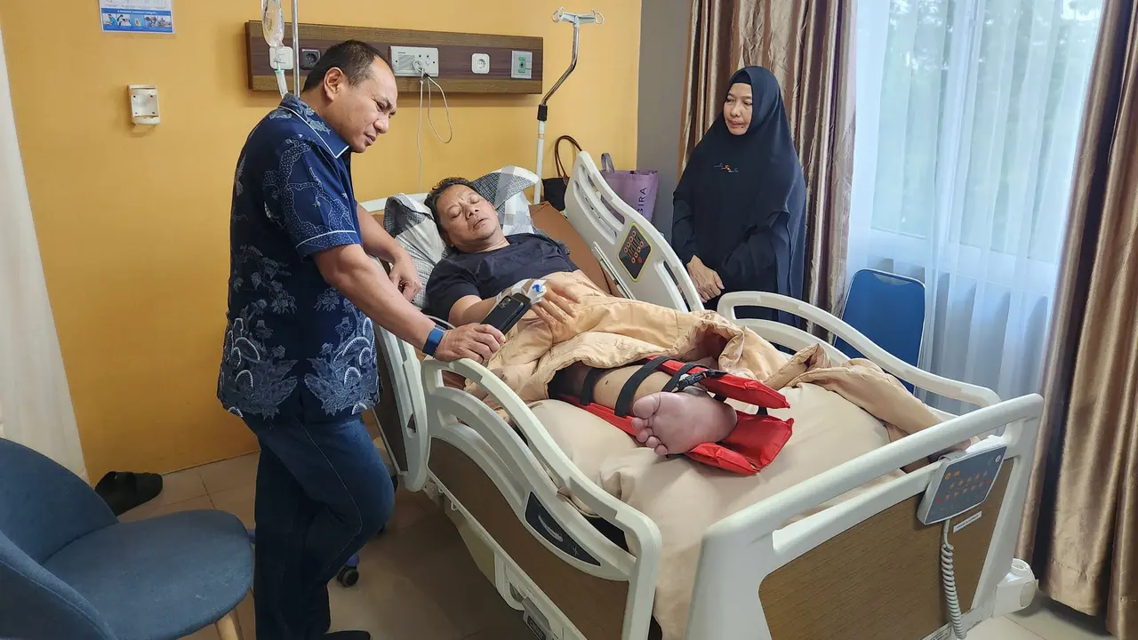 Kapolda Riau Irjen Herry Heryawan menjenguk Waka Polres Kuansing yang ditabrak pelaku balap liar.