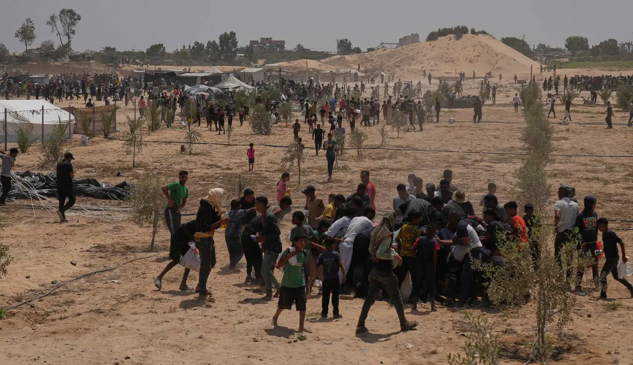 Meski demikian, operasi penerjunan bantuan ini menuai kritik tajam. Sejumlah ahli dan kelompok bantuan menilai cara ini tidak efektif dan tidak aman. (AP Photo/Abdel Kareem Hana)