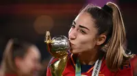 Olga Carmona, pemain sepak bola wanita timnas Spanyol mencium trofi juara Piala Dunia Sepak Bola Wanita 2023 atau FIFA Women's World Cup 2023. (AFP)
