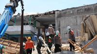 Ia menambahkan operasi pencarian dan penyelamatan korban runtuhnya bangunan musala di Pondok Pesantren Al Khoziny, Kecamatan Buduran, Kabupaten Sidoarjo, Jawa Timur ini melibatkan tim gabungan yang besar, terdiri dari 65 institusi dengan total personel mencapai 379 orang. (AP Photo/Trisnadi)