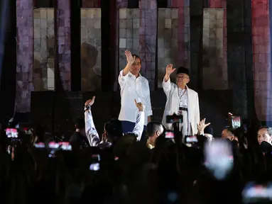 Capres Joko Widodo dan Cawapres Ma'ruf Amin menemui relawan di Tugu Proklamasi, Jakarta, Jumat (21/9). Jokowi dan Ma'aruf Amin Akan menuju ke KPU untuk mengambil nomor urut Pilpres pasangan Capres dan Wapres periode 2019-2024. (Merdeka.com/Imam Buhori)