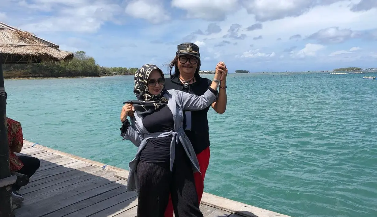 Bahkan, kemesraan keduanya tidak kalah dengan anak muda yang sedang kasmaran atau pengantin baru. Kemesraan keduanya juga kerap bikin iri netizen. Jhony Iskandar juga kerap membawa istrinya saat sedang ada pekerjaan di luar kota. [Instagram/jhony.isk]