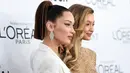 Gigi dan Bella Hadid memeriahkan karpet merah acara tahunan Glamour Women Of The Year 2017 di Brooklyn, New York, Senin (13/11). Malam itu, Bella sangat mengesankan saat dirinya mengenakan eye liner dan blush on tipis. (AFP PHOTO / ANGELA WEISS)