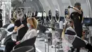 Pengunjung mendapat perawatan rambut di sebuah salon di Milan, Italia, Senin (18/5/2020). Italia secara perlahan melonggarkan kebijakan lockdown akibat pandemi virus corona COVID-19. (Claudio Furlan/LaPresse via AP)
