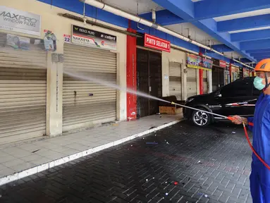 Petugas pemadam kebakaran (Damkar) UPT Cinere menyemprotkan cairan disinfektan di Pasar Segar yang ditutup, Cinere, Depok, Rabu (30/9/2020). Penyemprotan itu untuk mengantisipasi penyebaran COVID-19 di area pasar setelah seorang pengunjung tiba-tiba meninggal dunia. (merdeka.com/Arie Basuki)