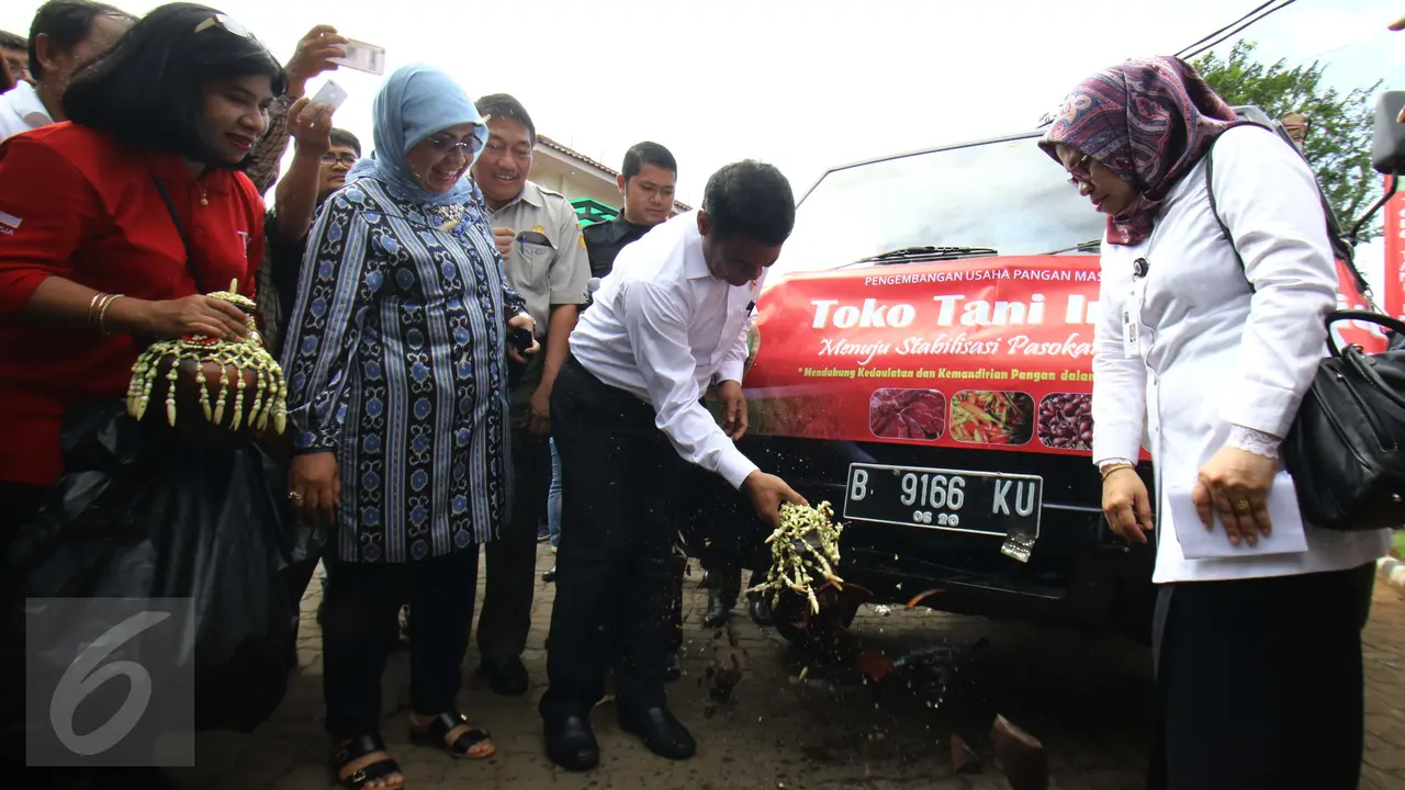 20170206-Mentan Resmikan Pengiriman Perdana Pangan ke 22 Toko Tani Jakarta-Jakarta