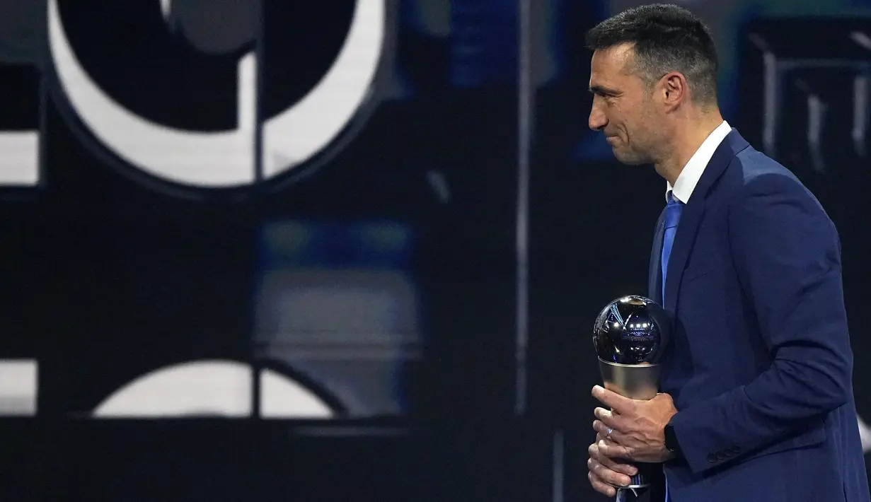 Pelatih  timnas Argentina, Lionel Scaloni (kiri) menerima penghargaan Pelatih Terbaik FIFA 2022 dalam gelaran The Best FIFA Football Awards 2022 di Paris, Prancis, Senin (27/2/2023). Sebelum Scaloni, Emiliano Martinez terpilih sebagai Kiper Terbaik FIFA 2022 dan Lionel Messi difavoritkan untuk meraih penghargaan Pemain Terbaik FIFA 2022.  (AP Photo/Michel Euler)