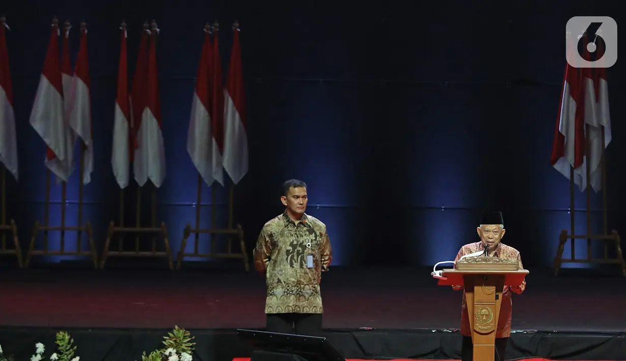 Wapres Ma'ruf Amin (kanan) memberikan pidato sekaligus menutup Rakornas Indonesia Maju antara Pemerintah Pusat dan Forum Koordinasi Pimpinan Daerah di Bogor, Jawa Barat, Rabu (13/11/2019). Kegiatan itu untuk mensinergikan program-program pemerintah pusat dengan daerah. (Liputan6.com/Herman Zakharia)
