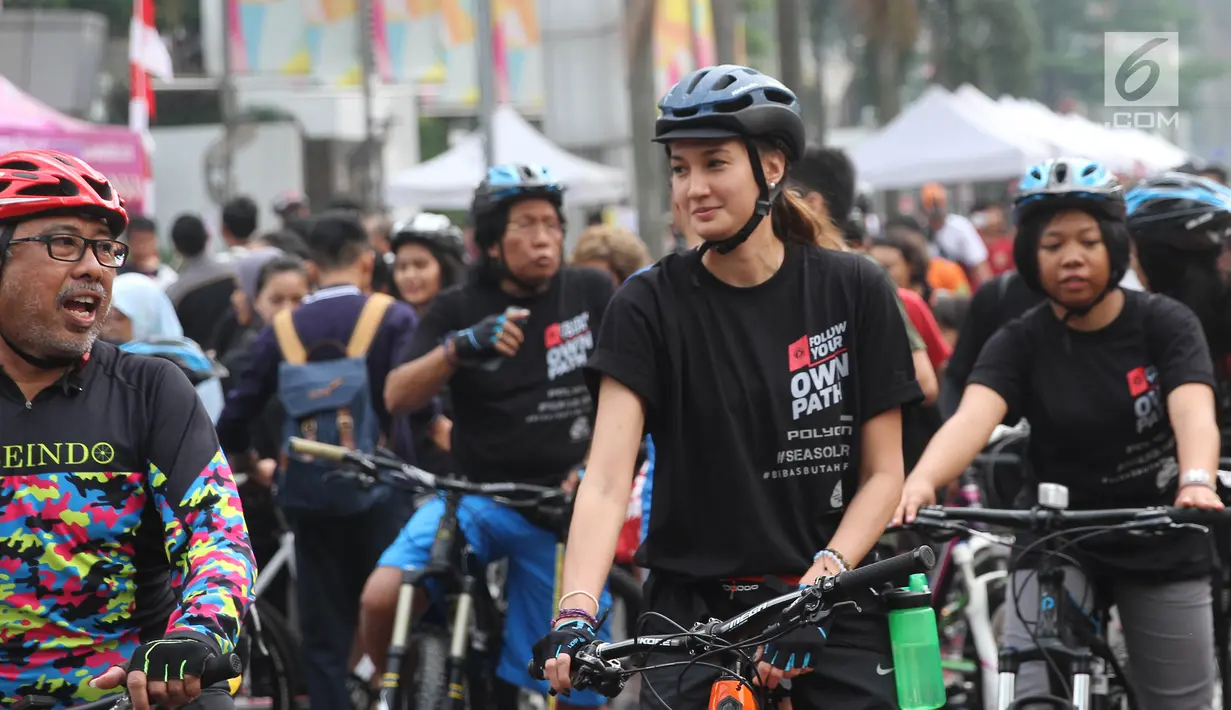 Mantan Puteri Indonesia tahun 2005, Nadine Candrawinata mengikuti kampanye gerakan #BebasButaHuruf di kawasan Sudirman, Jakarta, Minggu (13/). Kampanye iitu diinisiasikan oleh Komunitas Taman Bacaan Pelangi dan Sea Soldier. (Liputan6.com/Herman Zakharia)