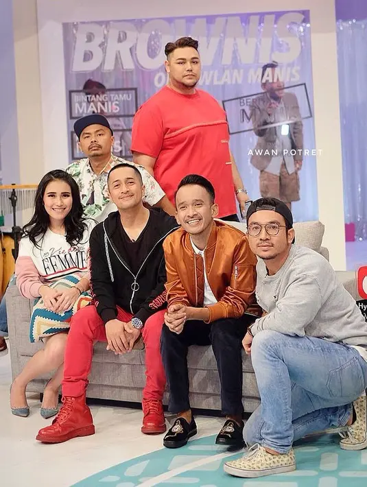 "Aku pilih istirahat di villa gue saja. Jadi mau lihat sawah ya bunyi-bunyi burung. Jadi sekarang mau ke villa," ujar Ruben Onsu di kawasan Menteng, Jakarta Pusat, Sabtu (13/1/2018) dilansir dari Liputan6. (Instagram/uben_onsu)